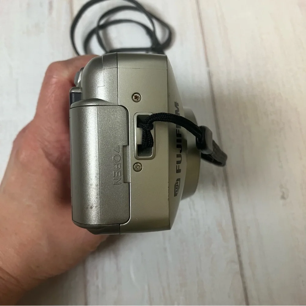 Fujifilm Discovery S1050 Zoom 35mm Point and Shoot Camera